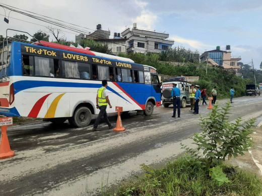 ट्राफिक प्रहरीको लापसे चेकिङ :  ३ जना चालक नियन्त्रणमा